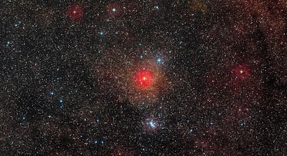 La estrella HR5171A, una hipergigante amarilla con un diámetro de más de 1300 veces el solar, ha sido observada el conjunto de telescopios VLT, en Chile.