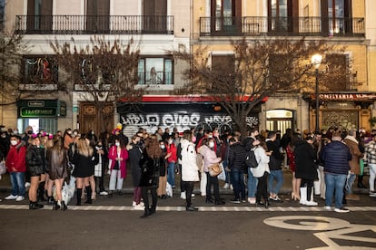 Cola de gente esperando para entrar a la Puerta del Sol para la celebración de Nochevieja. 