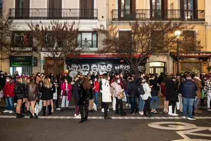 Cola de gente esperando para entrar a la Puerta del Sol para la celebración de Nochevieja. 