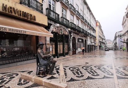 La estatua de Fernando Pessoa en la rua Garrett de Lisboa.