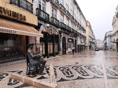 Estátua de Fernando Pessoa na rua Garrett, em Lisboa.