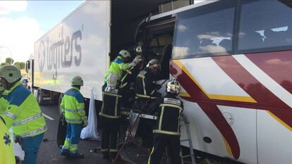 Bomberos y sanitarios del Summa intentan rescatar al conductor fallecido.