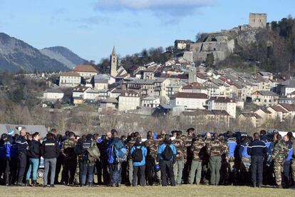 Gendarmes franceses se preparan en el pueblo de Seyne-les-Alpes para regresar al lugar del accidente.