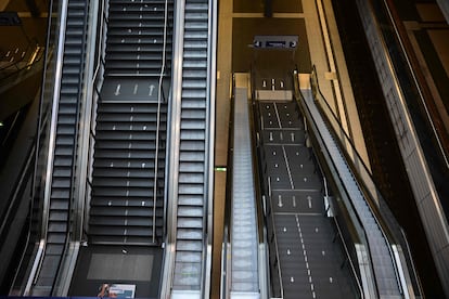 Escaleras mecánicas vacías durante la huelga salarial del sector del transporte público en la estación central Hauptbahnhof de Berlín, este lunes.