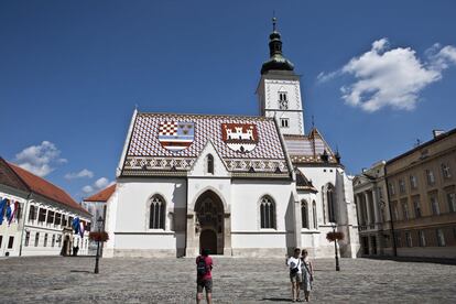 La Ciudad Alta es la parte más antigua de Zagreb y concentra iglesias y edificios emblemáticos, entre escaleras pintorescas, callejones, jardines, plazuelas e incluso funiculares. El epicentro es la plaza Markov, presidida por la Iglesia de San Marcos (en la foto), del siglo XIII, junto a el Sabor (Parlamento) de Croacia (a la derecha), de estilo neoclásico, y la residencia de los virreyes croatas (izquierda), actual palacio presidencial.