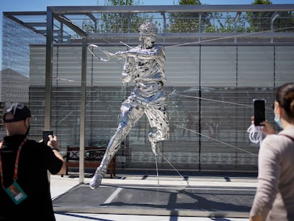 Dos aficionados fotografían la estatua de Nadal en las instalaciones de Roland Garros.