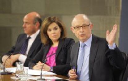 Rueda de Prensa del Consejo de Ministros. Soraya S&aacute;enz de Santamar&iacute;a, Luis de Guindos y Crist&oacute;bal Montoro.