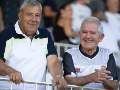 Miguel Pinillos, a la derecha, junto a otro aficionado del Burgos CF durante el partido frente al Real Oviedo el pasado 10 de septiembre.