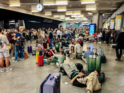 Cientos de personas en la estación de Atocha, este sábado.