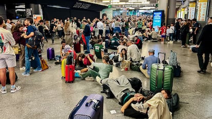Cientos de personas en la estación de Atocha esperan que se reanude el tráfico ferroviario, el 19 de octubre de 2024, en Madrid.