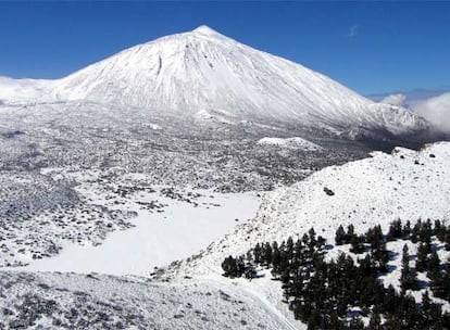 El pico del Teide y el Parque de las Cañadas, completamente nevadas tras el paso del temporal por el archipiélago canario.