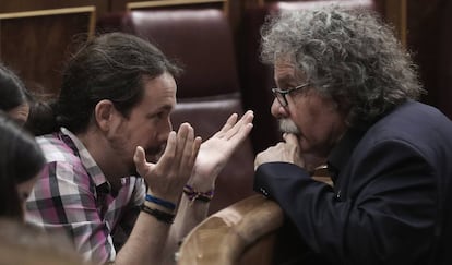 Pablo Iglesias conversa con Joan Tardà, en el Congreso.