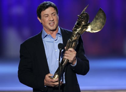 En la imagen, el actor Sylvester Stallone recibiendo el premio a mejor actor de acción en los Annual Taurus World Stunt Awards, en California, en 2005.