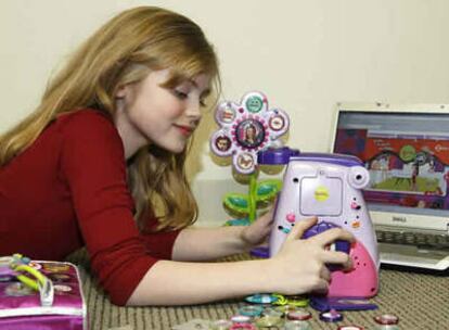 Spotz, de Zizzle Toys, permite crear pequeñas 'joyas' partiendo de cualquier imagen descargada del ordenador o de la <i>web</i> del fabricante. Cómo éste, muchos de los juguetes presentados en la feria internacional de Nueva York se conectan a Internet y el PC para mejorar la experiencia de juego.