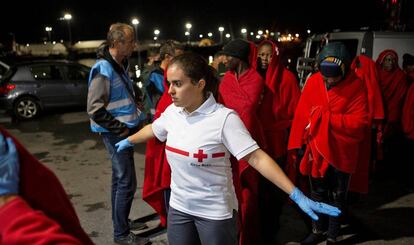 Decenas de personas rescatadas desembarcan este viernes en el puerto de Motril, en Granada. 