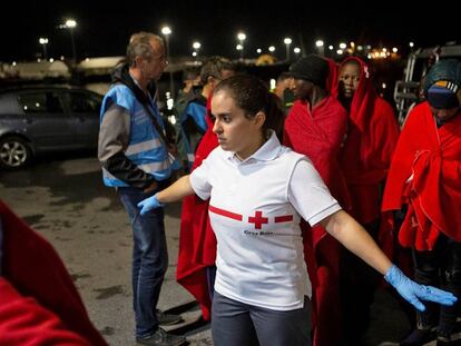 Decenas de personas rescatadas desembarcan este viernes en el puerto de Motril, en Granada. 