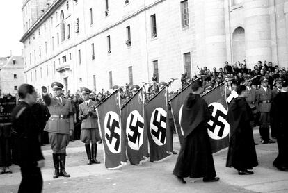 Traslado de  los restos mortales de José Antonio Primo de Rivera desde Alicante a la basílica de El Escorial. En la foto, homenaje de la legión Cóndor alemana.