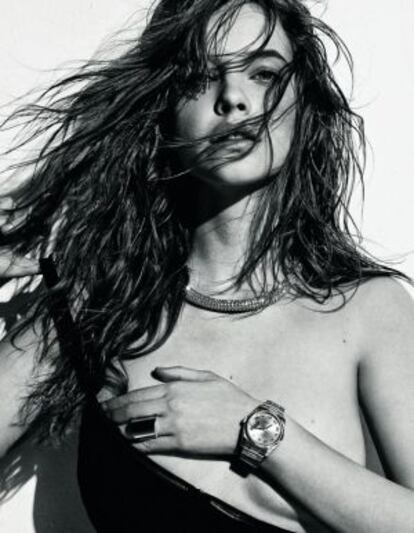 Barbara Palvin posa con bañador de Dolores Cortés, collar de Atelier Swarovski, anillo de Mango y reloj de Rolex.