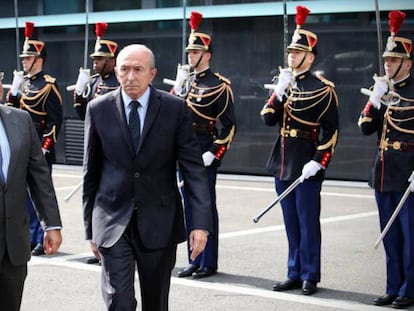 El ministro del Interior, Juan Ignacio Zoido, y su homólogo francés, Gerard Collomb, pasan revista a las tropas este miércoles en París.