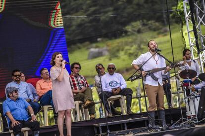 El activista César López toca una guitarra con la estructura de una escopeta, la 'escopetarra'.