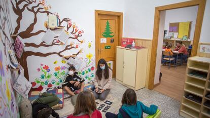 La profesora del colegio Alhfil Natalia Molina, con sus alumnos en clase de lengua el pasado martes.