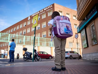 Una alumna del colegio religioso concertado Sagrada Familia-Pureza (Granada), que ha prohibido a las alumnas de Primaria que vayan con falda y les obligan a llevar pantalones, posa frente a la escuela.