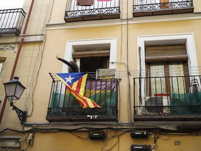 Una persona a favor del referéndum soberanista en Cataluña saluda a los asistentes al acto organizado por la asociación "Madrileños por el derecho a decidir" hoy en el Teatro del Barrio, en Madrid.