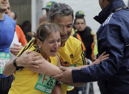 Las asistencias sanitarias auxilian a una corrredora agotada tras su llegada a la meta de la maraton de Madrid , en la se han inscrito 26.000 corredores que han recorrido 42 kilometros.
