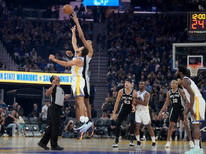 El pívot de los San Antonio Spurs Victor Wembanyama, en el salto inicial con el base de los Golden State Warriors Stephen Curry, el pasado viernes.