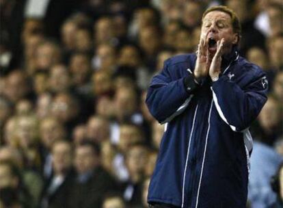 Harry Redknapp da instrucciones a sus jugadores.