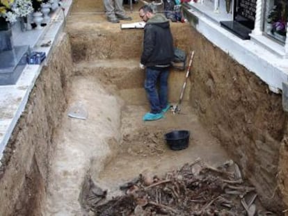 Un voluntario, en la fosa de Guillena durante la última fase de exhumación.