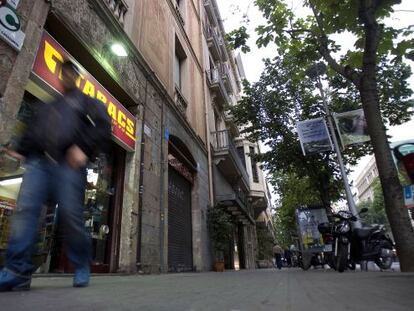 Un peat&oacute;n pasa por delante de un estanco en la calle Consell de Cent,  Barcelona 