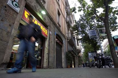 Un peat&oacute;n pasa por delante de un estanco en la calle Consell de Cent,  Barcelona 