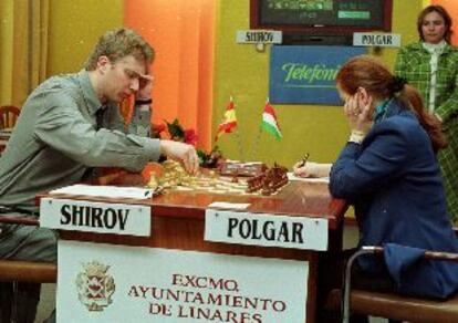 Alexéi Shirov y Judit Polgar, durante su partida de ayer en el torneo de Linares.