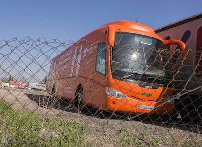 Autobús de la organización Hazteoir retenido en un aparcamiento de la localidad madrileña de Coslada.