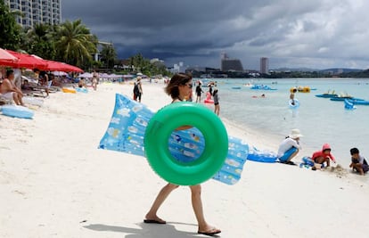 Turistas en la playa de Tumon, en Guam.