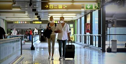 Varios turistas caminan por la terminal 4 del Aeropuerto de Barajas. 