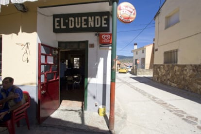 Una calle de Villavieja de Lozoya, localidad que ha registrado un sospechoso aumento de habitantes antes de las elecciones.