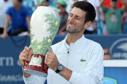 Novak Djokovic levanta el trofeo del Masters 1.000 de Cincinnati.