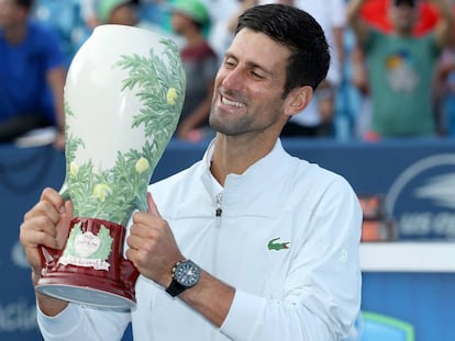 Novak Djokovic levanta el trofeo del Masters 1.000 de Cincinnati.