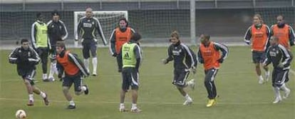 Algunos jugadores del Real Madrid, durante el entrenamiento de ayer en Valdebebas.