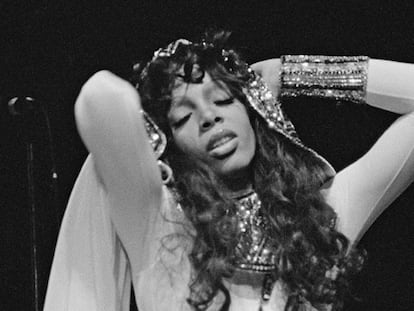 Donna Summer em uma apresentação em 1979.