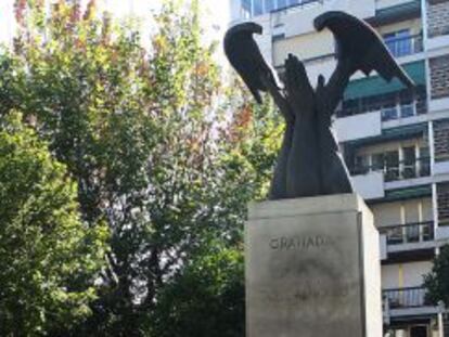 Escultura en recuerdo de José Antonio Primo de Rivera, en Granada.