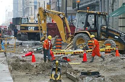 Trabajos de reparación de la conducción de gas dañada durante unas obras de reparación del asfaltado en Toronto.