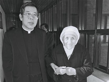 Stephen Kim Sou-hwan, con Teresa de Calcuta, en Seúl.