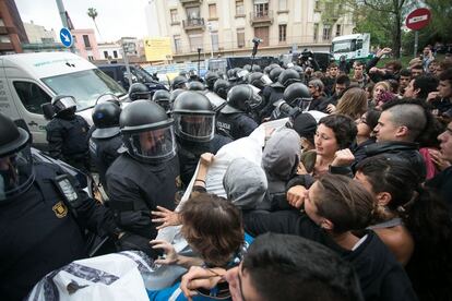 Los Mossos sacaron a 12 personas del inmueble en una intervención que ha duró seis horas y con protestas en la calle.