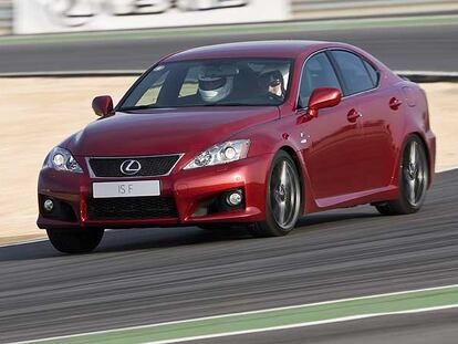 El nuevo Lexus IS-F cumple bien en ciudad y carretera, y ofrece prestaciones de coche de carreras en circuito: alcanza 270 km/h