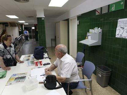 El miembro de la comisión vecinal Francisco Polonio atiende visitas en el CAP de la Rambla Marina de Bellvitge (L'Hospitalet) en su último día de encierro.