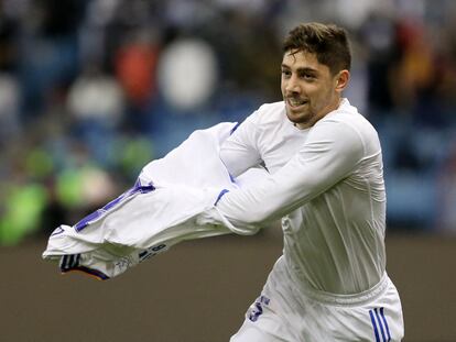 Federico Valverde celebra haber marcado el tercer gol del Real Madrid contra el Barcelona.