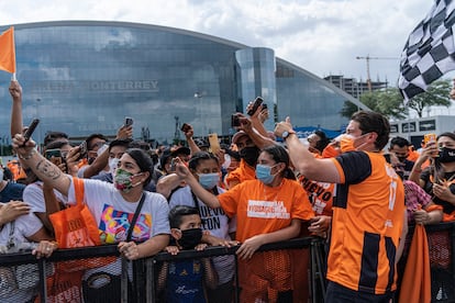 Samuel García se toma fotografías con los asistentes a su cierre de campaña en Monterrey.